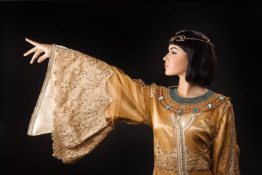 Kleopatra gibi güzel Mısırlı kadın siyah arka plan üzerinde parmak uzağa işaret