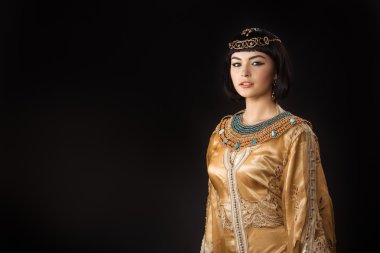 Siyah arka plan karşı serius yüzü ile Mısır Kraliçesi Kleopatra gibi güzel kadın