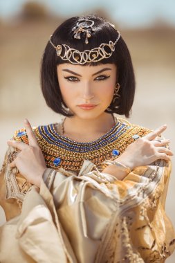 Moda makyaj ve saç modeli çöl karşı açık havada Mısır Kraliçesi Kleopatra gibi güzel bir kadınla