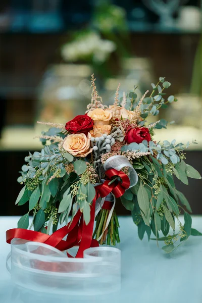 Красивий весільний букет зі свіжих квітів — стокове фото
