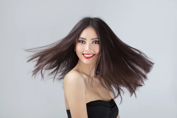 Модная модель с волосами, дующими на ветру в студии — стоковое фото