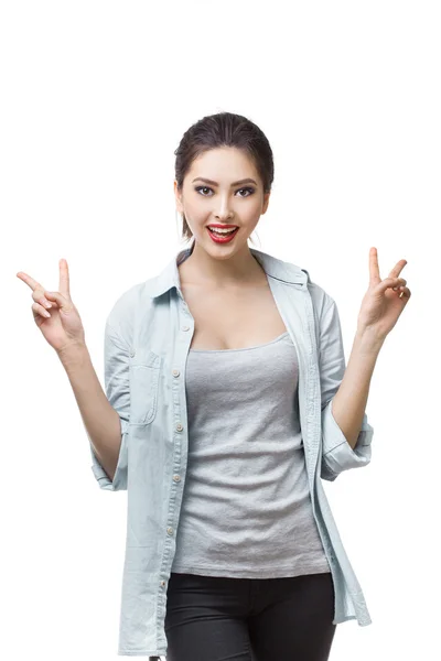 Happy young japanese girl showing victory sign isolated on blue background. — Stock Photo, Image