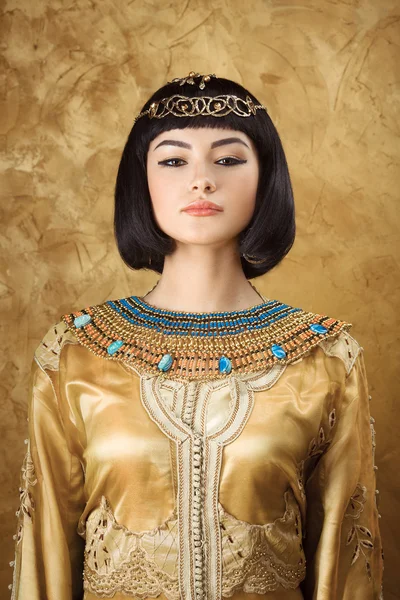 Beautiful Egyptian woman like Cleopatra on golden background — Stock Image Beautiful Egyptian woman like Cleopatra on golden background Stock Picture