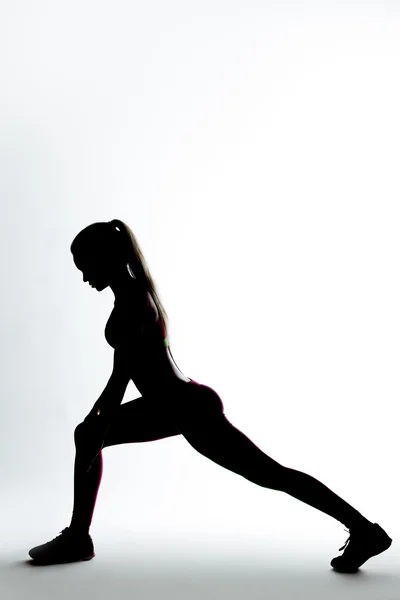Fitness mujer silueta haciendo ejercicio de estiramiento . — Foto de Stock