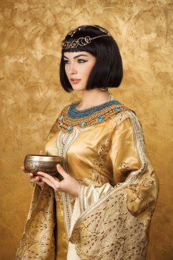 Güzel kadınla altın arka plan bardakta Mısır Kraliçesi Kleopatra gibi