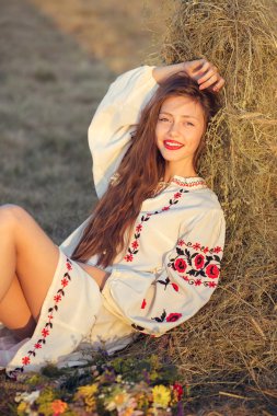 Ulusal Suite çayırda güzel kız