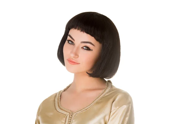 Menina sorridente com maquiagem Cleopatras e corte de cabelo posando em estúdio — Fotografia de Stock