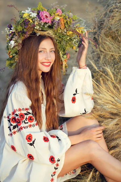 Beautiful smiling girl in meadow — Stock Photo, Image