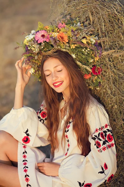 Menina bonita no prado — Fotografia de Stock