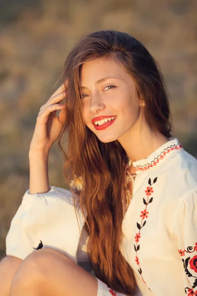 Retrato de hermosa chica en el prado en suite nacional —  Fotos de Stock