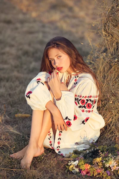 Menina bonita no prado na suíte nacional — Fotografia de Stock