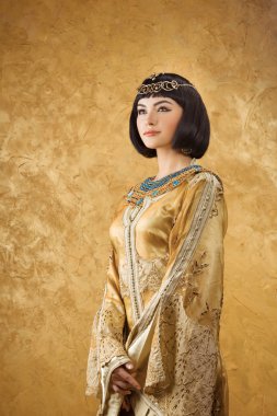 Altın arka plan üzerinde Mısır Kraliçesi Kleopatra gibi güzel bir kadın