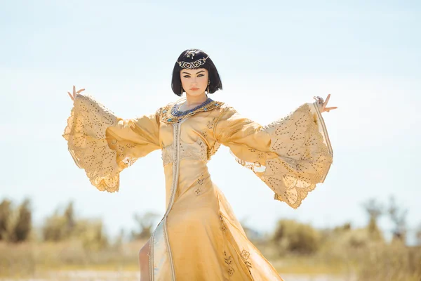 Mulher bonita como a rainha egípcia Cleópatra no deserto ao ar livre . — Fotografia de Stock