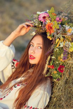 güzel bir kız çayırda