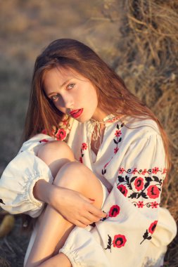 Ulusal Suite çayırda güzel kız portresi