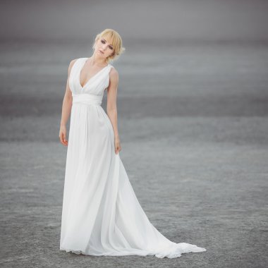 Bir çölde açık havada güzel gelin.