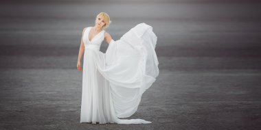 Bir çölde açık havada güzel gelin.