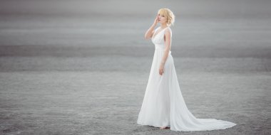 Bir çölde açık havada güzel gelin.