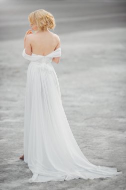 Bir çölde açık havada güzel gelin.