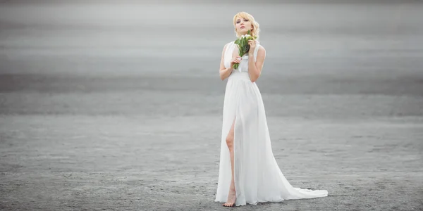 Belle mariée en plein air dans un désert . — Photo