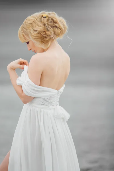Portrét romantických blond ženy bílé šaty — Stock fotografie