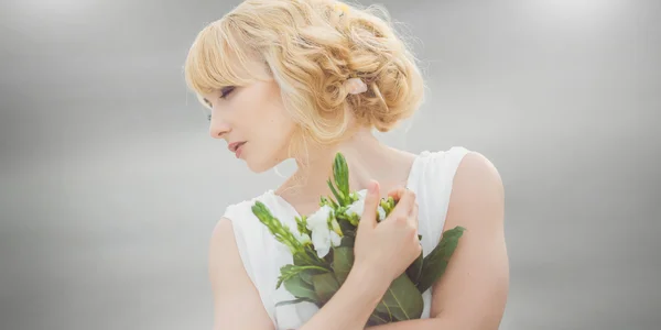 Giovane bella sposa con un bouquet da sposa . — Foto Stock