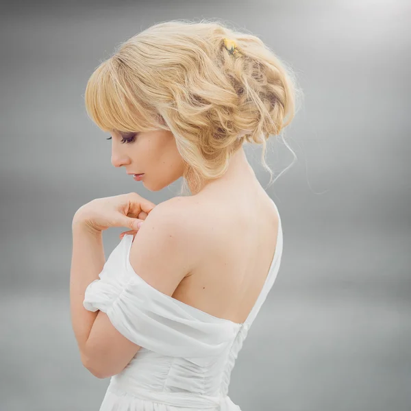 Retrato de mujer rubia romántica vestido blanco — Foto de Stock