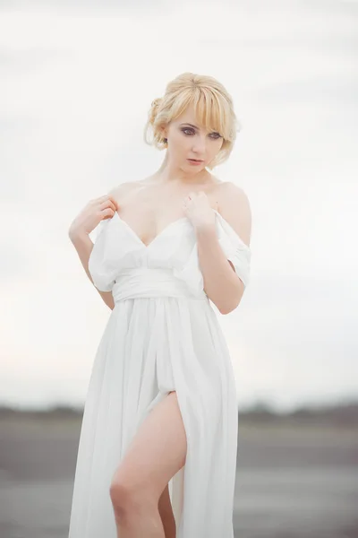 Portret van romantische blonde vrouw in lange witte jurk — Stockfoto