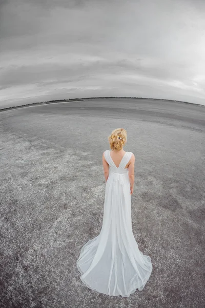 Schöne Braut im Freien in einer Wüste. — Stockfoto