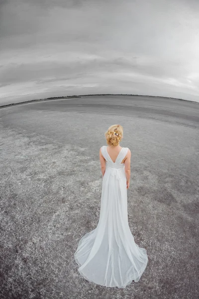 Belle mariée en plein air dans un désert . — Photo