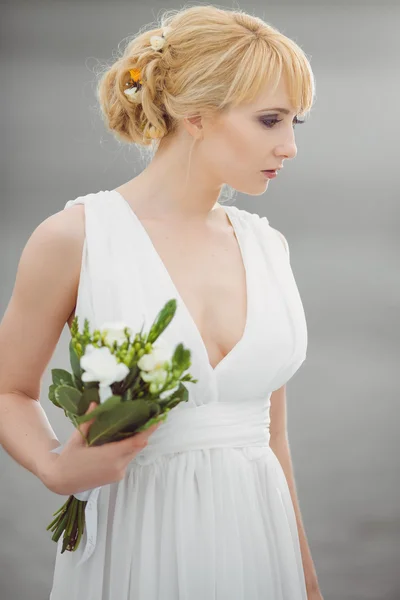 Jeune belle mariée avec un bouquet de mariage . — Photo