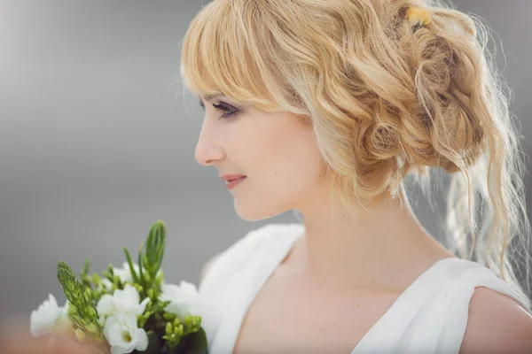 Joyeux jeune mariée belle avec un bouquet de mariage . — Photo