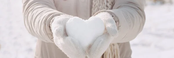 Corazón de nieve en las manos — Foto de Stock