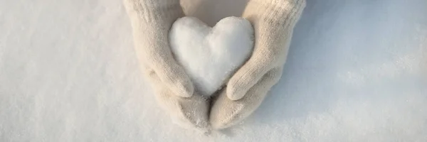 Corazón de nieve en las manos — Foto de Stock