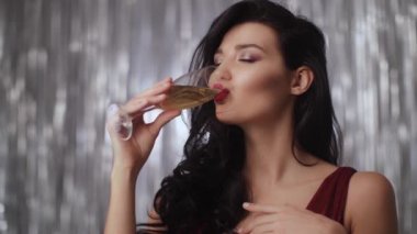 Kırmızı Elbiseli Sarhoş Kadın