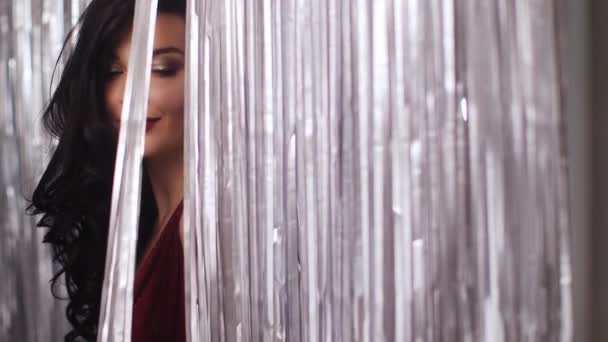 Celebrando a la mujer en vestido rojo — Vídeos de Stock