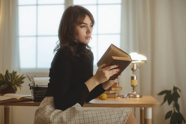 Woman Reading Book at Home — Stock Photo, Image