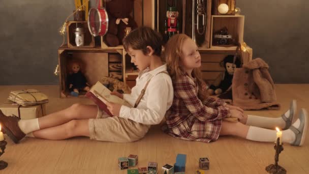 冬の休日に家で2人の遊び心のある子供 — ストック動画