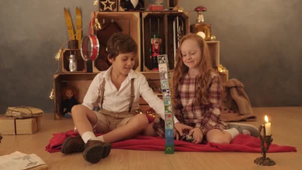 Kış Tatillerinde Evde İki Neşeli Çocuk — Stok video