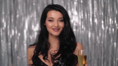 Siyah Elbiseli Kadın Kutlaması