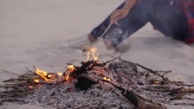 Kamp yapan turist kadın doğa üzerinde kamp kuruyor.