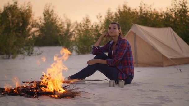 캠프파이어 근처 수용소에 있는 관광객 여자 — 비디오