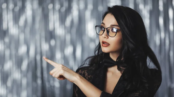 Celebrando a la mujer en traje negro — Foto de Stock