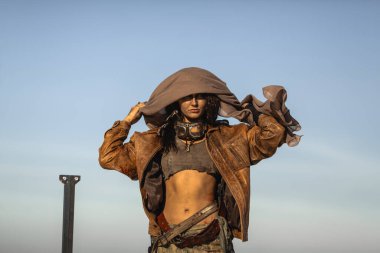 Çorak bir arazide kıyamet sonrası kadın.