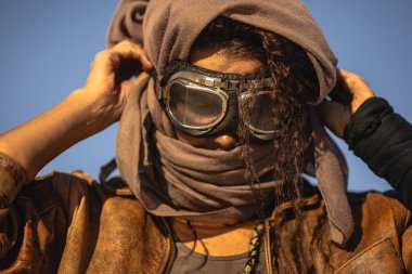 Çorak bir arazide kıyamet sonrası kadın.