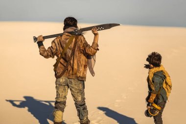 Apokaliptik Kadın ve Çocuk Çorak Topraklar 'da.