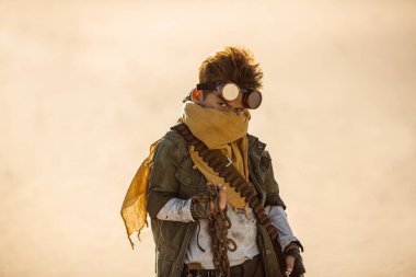 Kıyametçi Savaşçı Çocuk ıssız bir yerde, dışarıda.