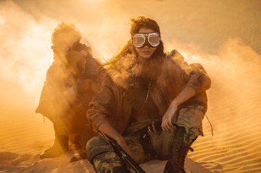 Apocalyptic Woman ve Boy 'u Çorak Topraklara postala