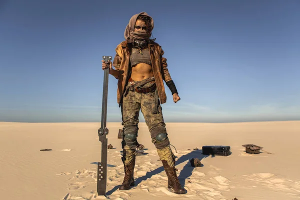 Пост-апокаліптична жінка на відкритому повітрі у пустині — стокове фото