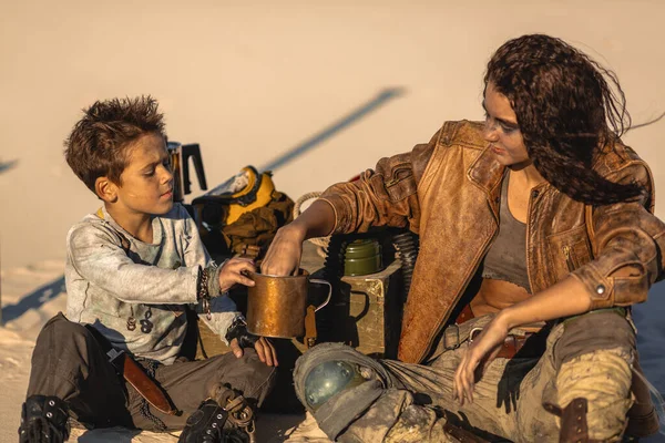 Pós-Apocalíptico mulher e menino ao ar livre no deserto — Fotografia de Stock